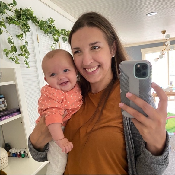 Welcome to River + Juniperโs Poshmark Closet! - Picture 3 of 10